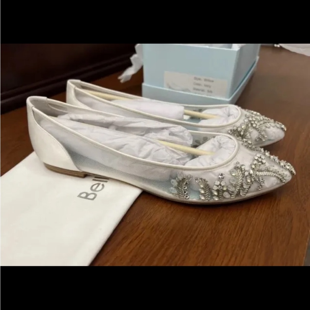 Bella Belle Embellished
Crystal flat shoes for wedding
US Size 10.5 brand new